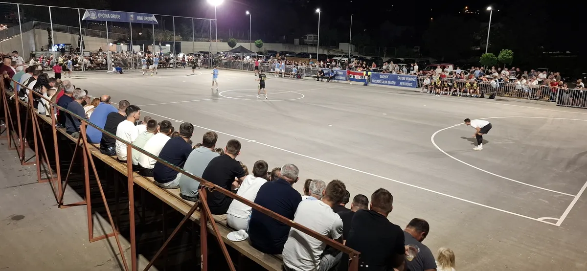 FOTO: MINUTE ŠUTNJE ZA LEGENDE I FANTASTIČNO POLUFINALE UVOD U VELIKO FINALE! GRUDE CENTAR I DRINOVCI OPET SE BORE ZA PRVAKA GRUDA 67