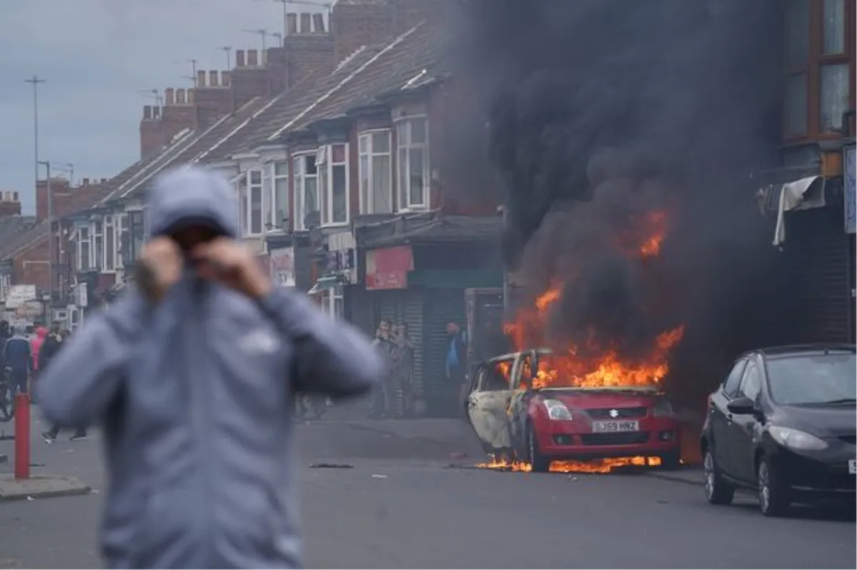 Situacija u Britaniji mogla bi eskalirati: Radikalni islamisti u Sheffieldu trče s palicama, nose se palestinske zastave