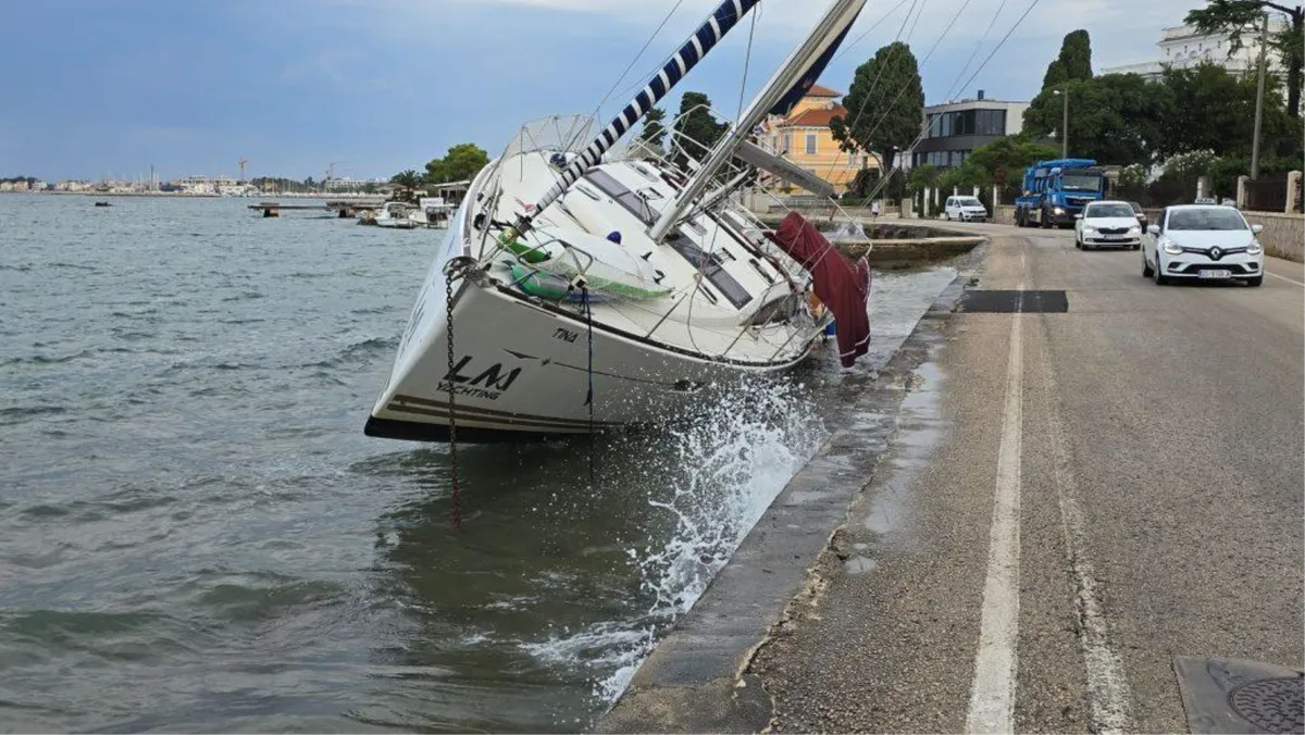 JAKO NEVRIJEME POGODILO DIJELOVE DALMACIJE: Spašeno desetero ljudi s nasukane jedrilice