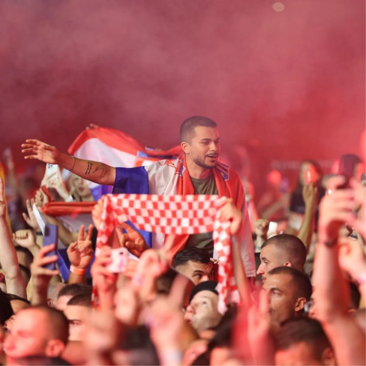 FOTO/VIDEO: Thompson održao koncert za pamćenje u Imotskom! Gotovo tri sata pjevao i završio s 'Vjetre s Dinare'  3