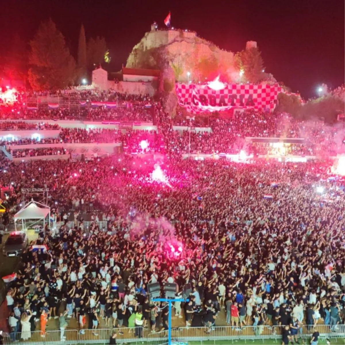 FOTO/VIDEO: Thompson održao koncert za pamćenje u Imotskom! Gotovo tri sata pjevao i završio s 'Vjetre s Dinare'  4