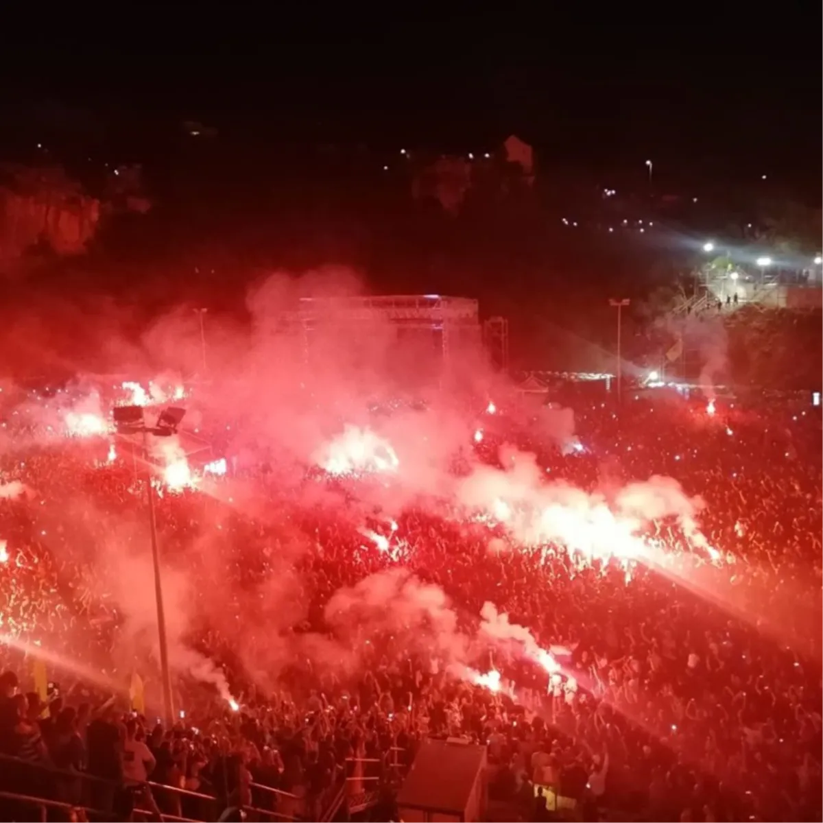 FOTO/VIDEO: Thompson održao koncert za pamćenje u Imotskom! Gotovo tri sata pjevao i završio s 'Vjetre s Dinare'  5