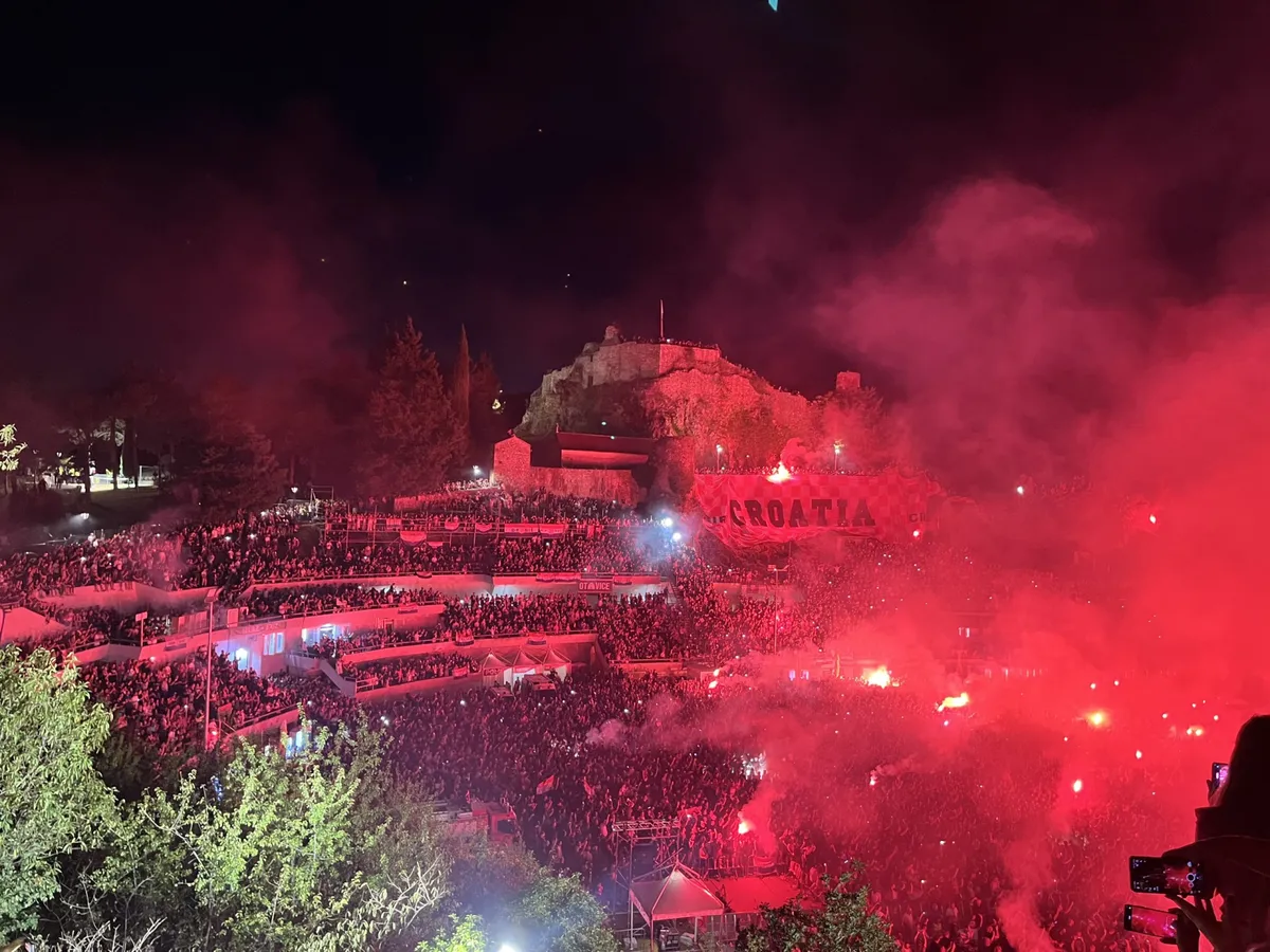 FOTO/VIDEO: Thompson održao koncert za pamćenje u Imotskom! Gotovo tri sata pjevao i završio s 'Vjetre s Dinare'  6