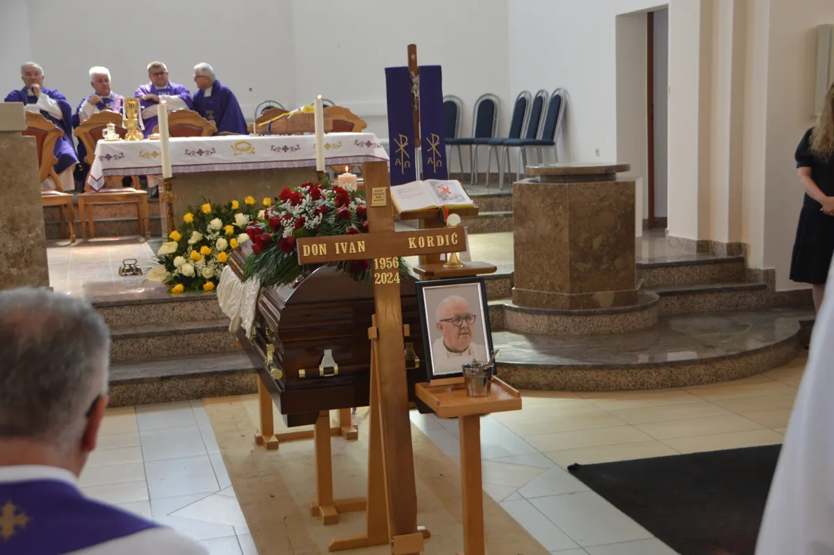 Na vječni počinak ispraćen župnik župe Ledinac don Ivan Kordić 1