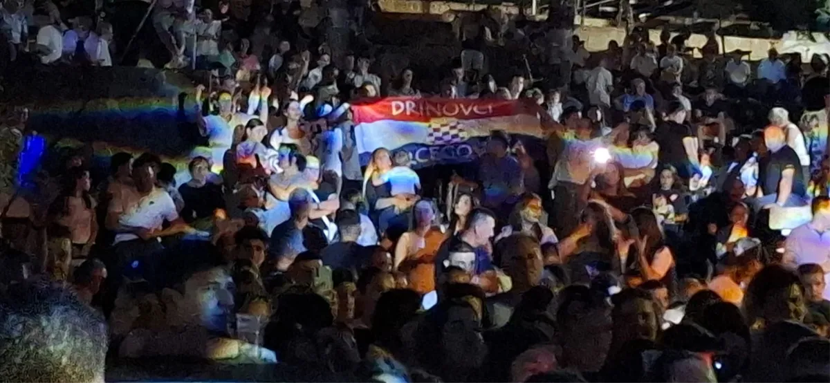 Mate Bulić priredio spektakl u Drinovcima! Uz stare i nove hitove uveličao svetkovinu u župi 9
