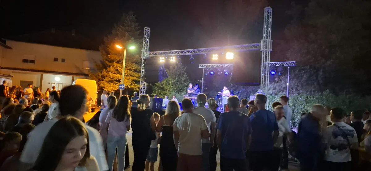 Mate Bulić priredio spektakl u Drinovcima! Uz stare i nove hitove uveličao svetkovinu u župi 3