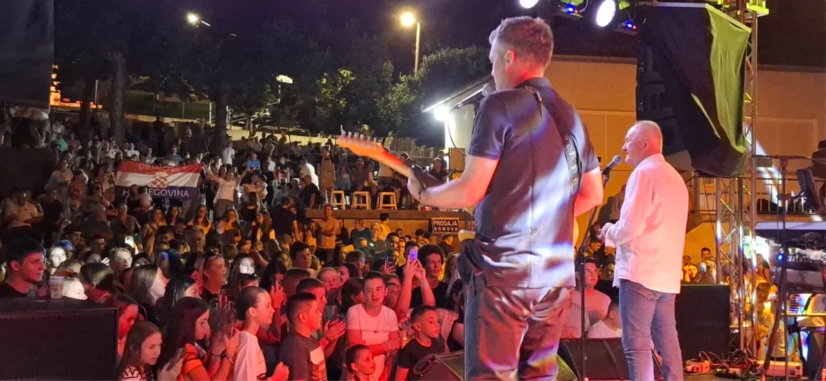 Mate Bulić priredio spektakl u Drinovcima! Uz stare i nove hitove uveličao svetkovinu u župi