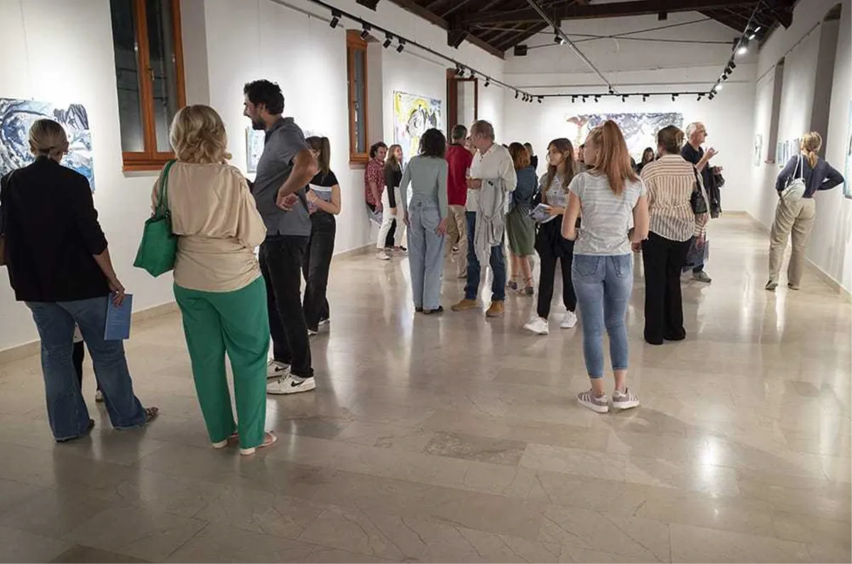 FOTO: U Galeriji Kninskog muzeja otvorena izložba slika Andrijane Mlinarević-Cvetković 1