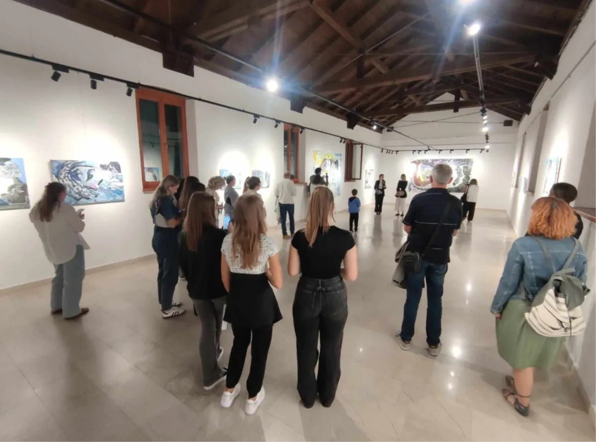 FOTO: U Galeriji Kninskog muzeja otvorena izložba slika Andrijane Mlinarević-Cvetković 3