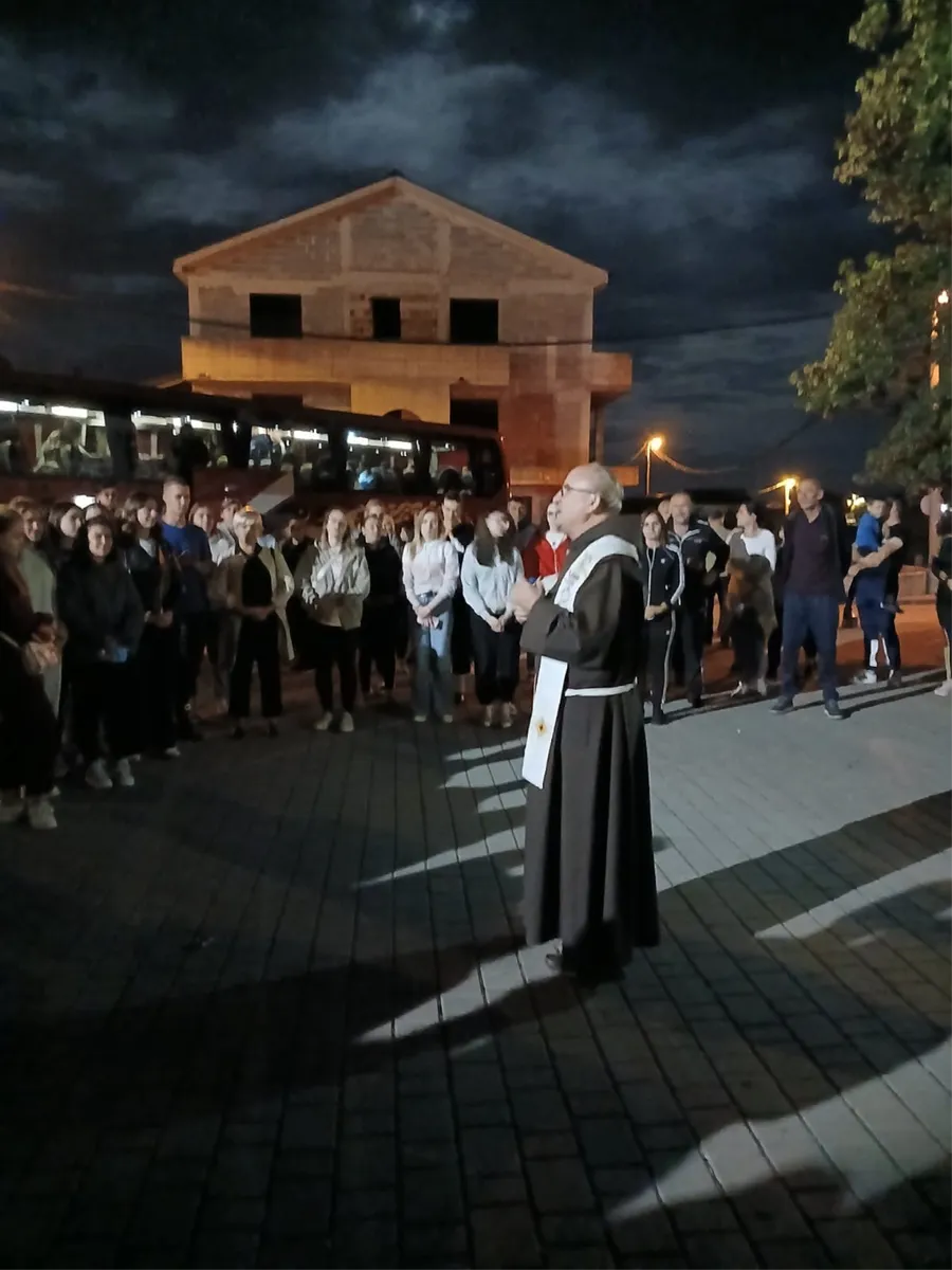 VIDEO: Grudski učenici krenuli na ekskurziju u Španjolsku! Putovanje započeli molitvom i blagoslovom 5
