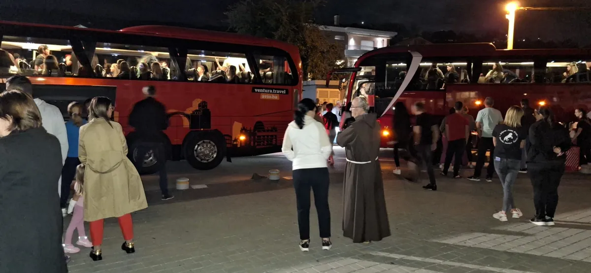 VIDEO: Grudski učenici krenuli na ekskurziju u Španjolsku! Putovanje započeli molitvom i blagoslovom 8