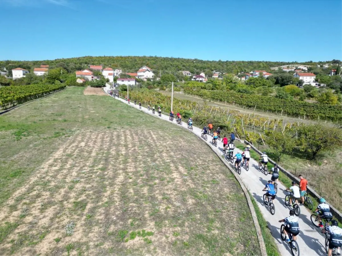 Biciklisti i rekreativci uživali u turi ''Biciklom kroz vinograde i podrume Brotnja''