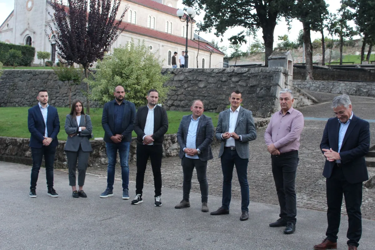 FOTO: HDZ BiH Grude održao skupove u Gorici i Drinovcima! Grizelj: Jamčimo uspješnu realizaciju projekata i nakon pobjede 6. listopada 15