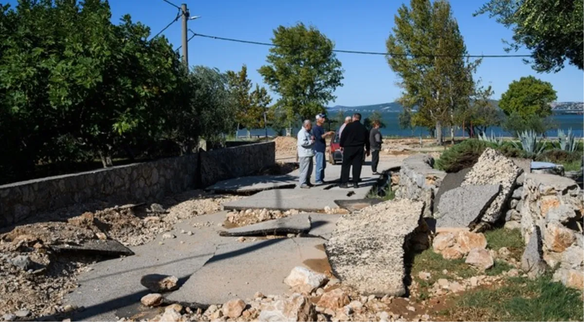 Posljedice bujica u Dalmaciji: Voda u kućama, podignut asfalt, porušena plaža... 