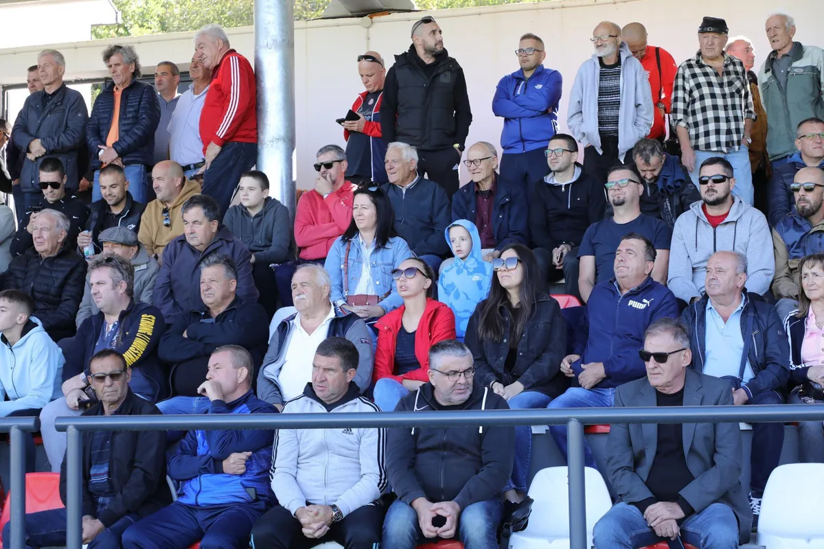 FOTO/VIDEO: Zmijavci dobili travu kao na Alianz areni! Domagoj Čulina im donio pobjedu! Pljeskali Thompson, Kustić, Pletikosa...  1