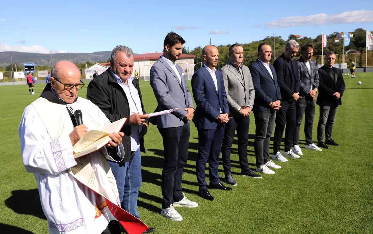 FOTO/VIDEO: Zmijavci dobili travu kao na Alianz areni! Domagoj Čulina im donio pobjedu! Pljeskali Thompson, Kustić, Pletikosa...  2