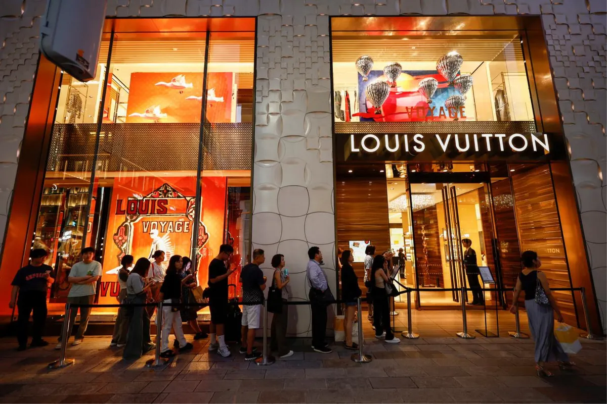 Vozilom u rikverc uletjeli u Louis Vuitton i u par minuta sve pokrali