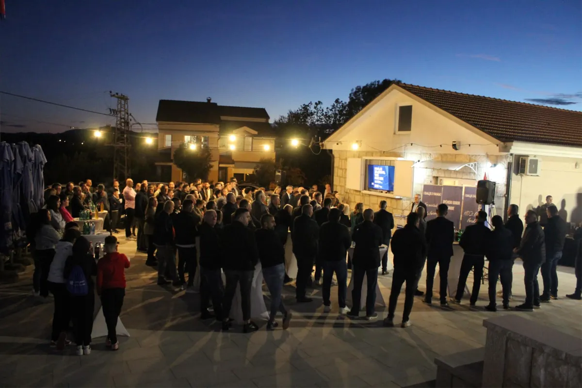FOTO: Grizelj i kandidati HDZ-a BiH Grude upoznali žitelje s projektima, ovog petka završni skup u Grudama 1