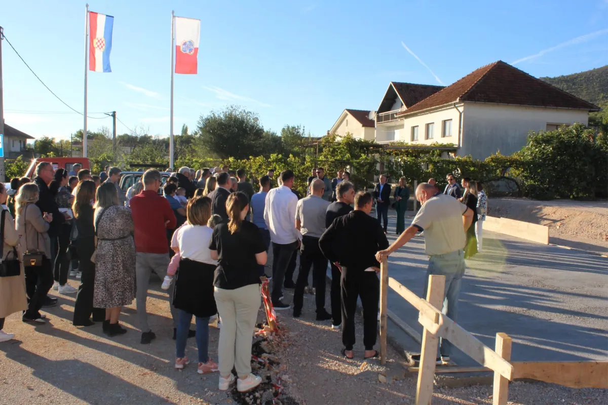 FOTO: Grizelj i kandidati HDZ-a BiH Grude upoznali žitelje s projektima, ovog petka završni skup u Grudama 2