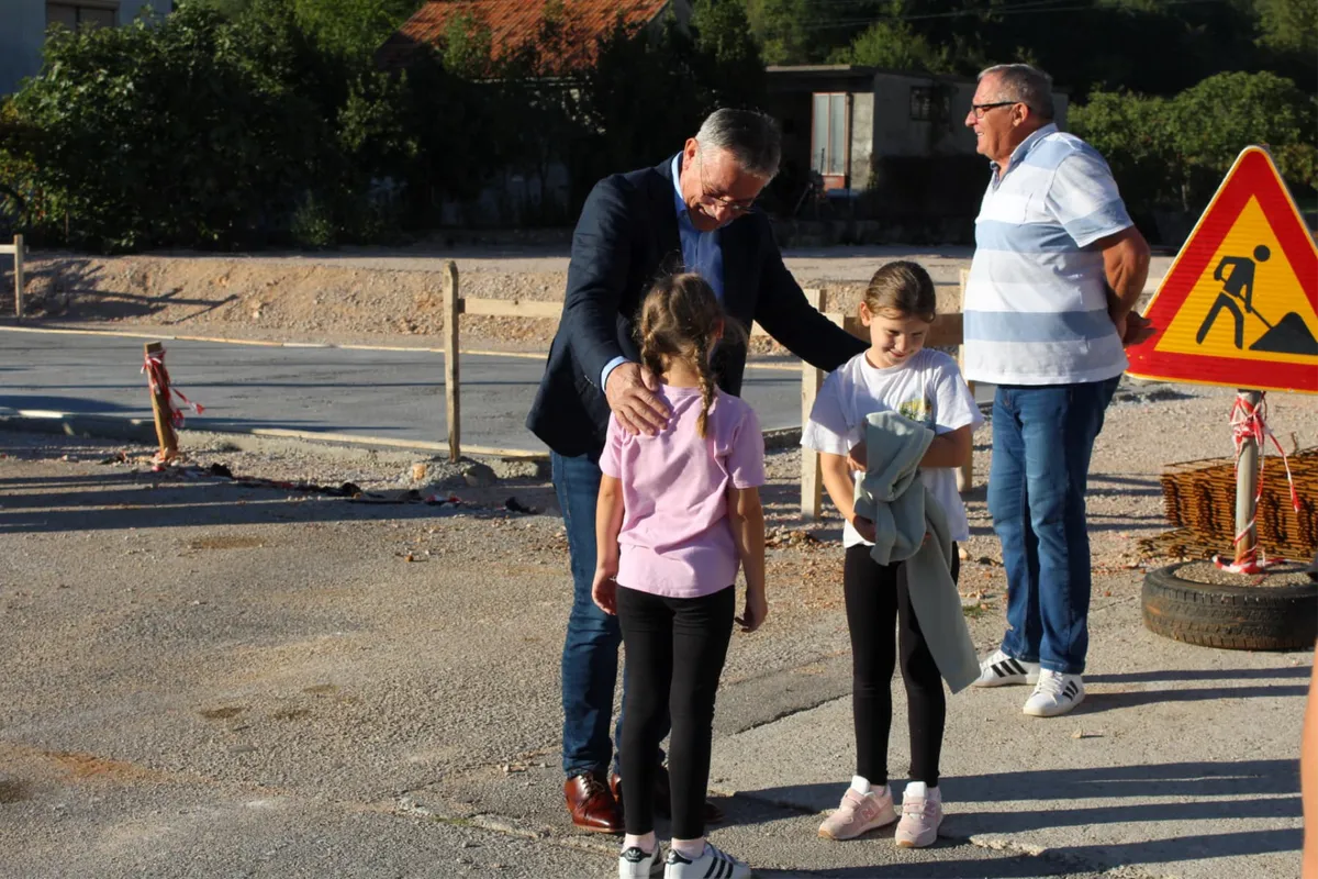 FOTO: Grizelj i kandidati HDZ-a BiH Grude upoznali žitelje s projektima, ovog petka završni skup u Grudama 5