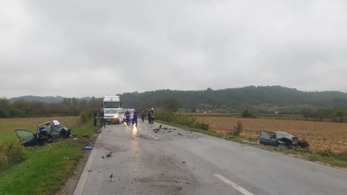 Nova teška nesreća na bh. cesti: Jedna osoba poginula, automobili rasuti po cesti