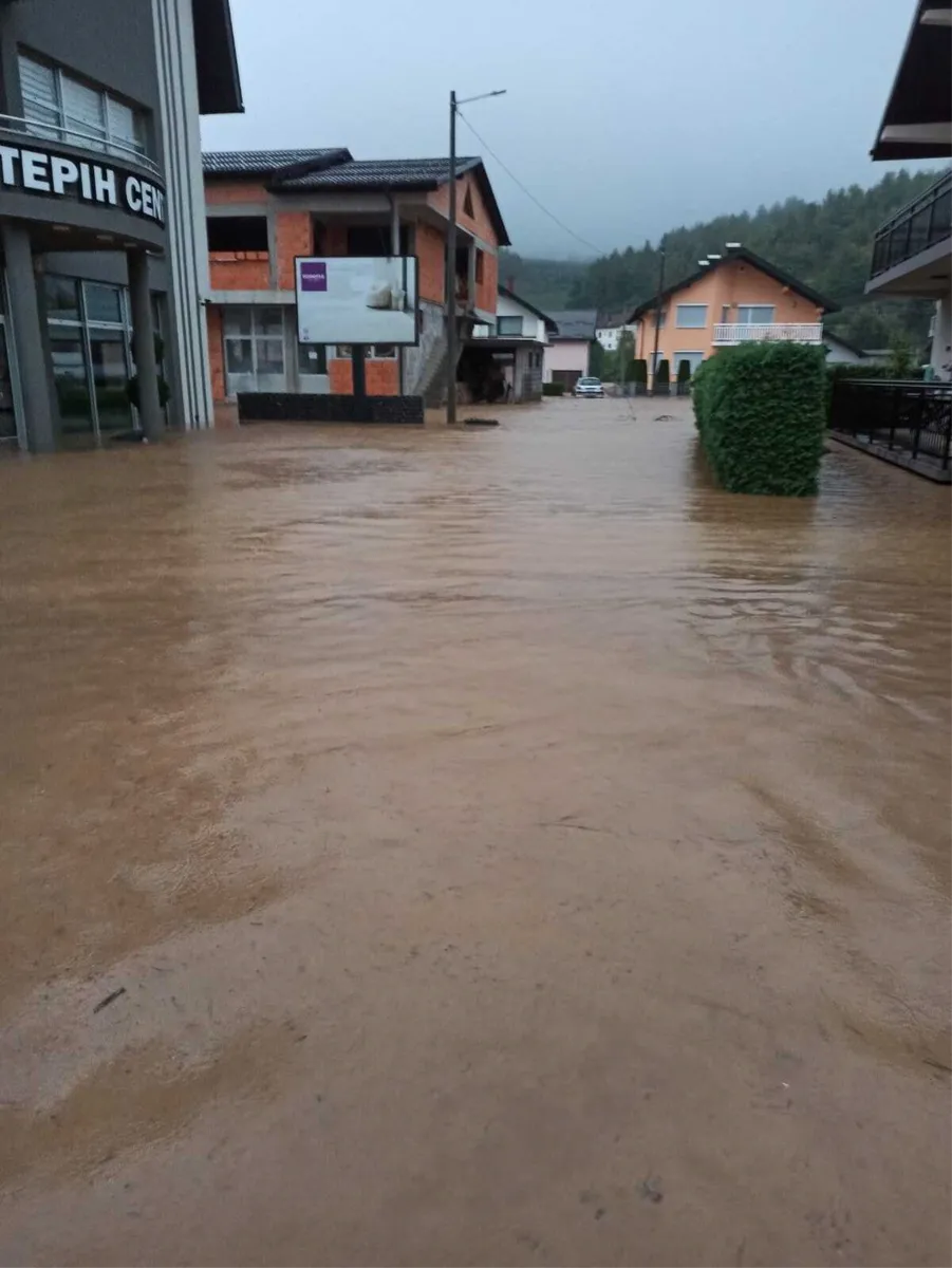 Kiseljak i Kreševo pod vodom: Pojedini putevi blokirani, nastava odgođena