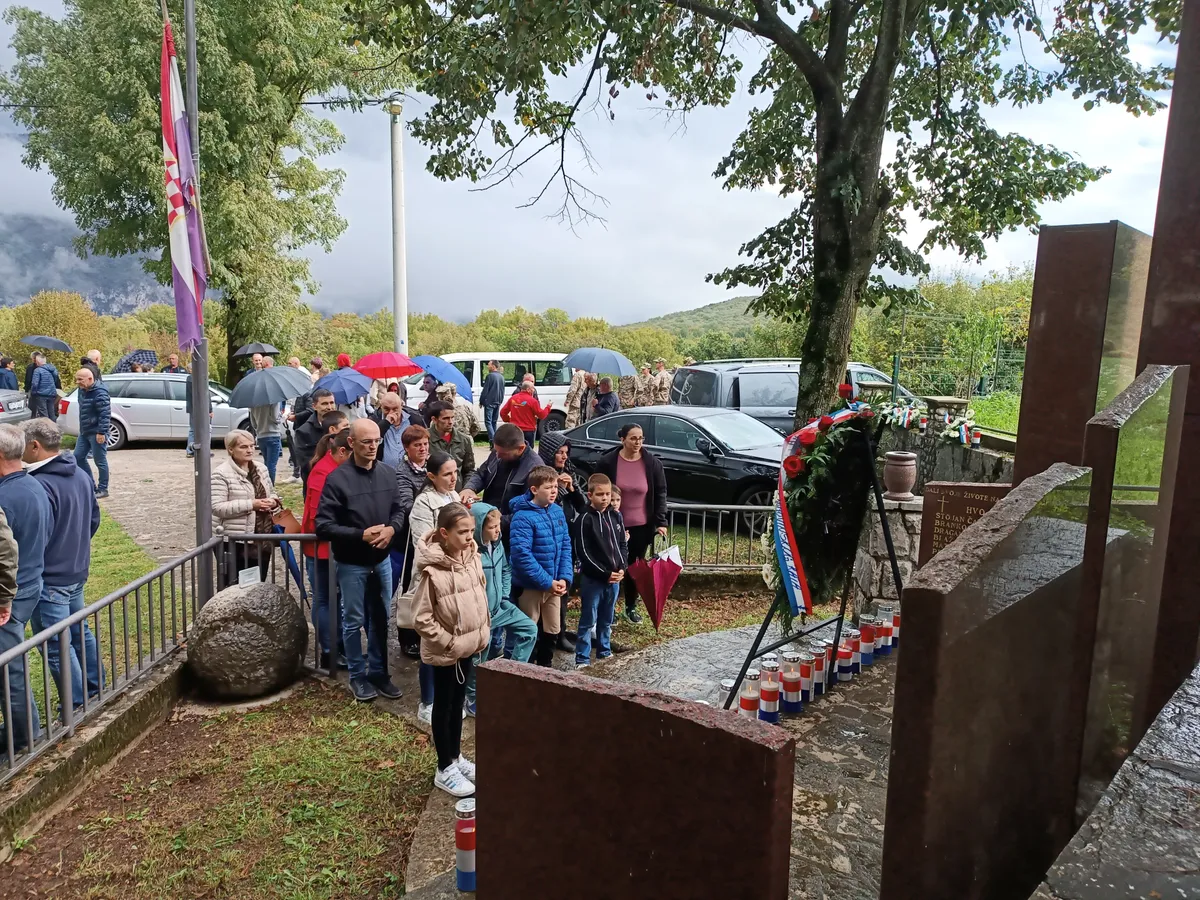 Misom zadušnicom obilježena 31. obljetnica na Vrdima FOTO 10