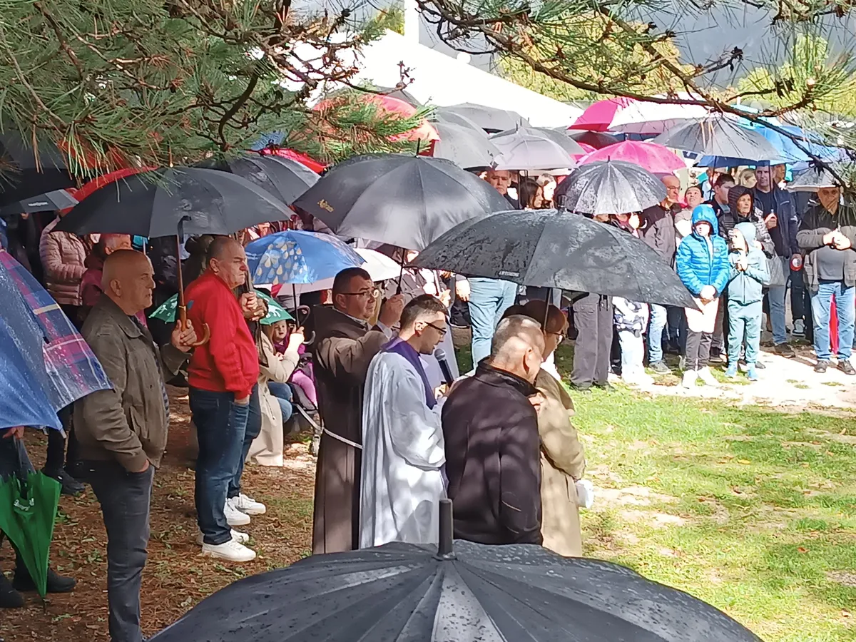 Misom zadušnicom obilježena 31. obljetnica na Vrdima FOTO 9