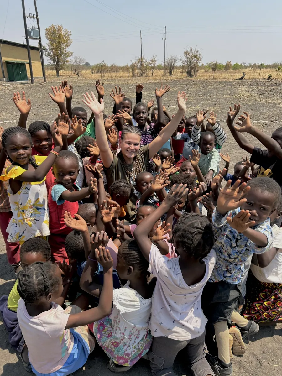 Djevojke iz Hercegovine u misiji u Africi! Volonterki Mariji Zorki Vasilj pridružile se Monika, Ivona, Anita, Lucija i Ivana. Učile su djecu i rukometu 1