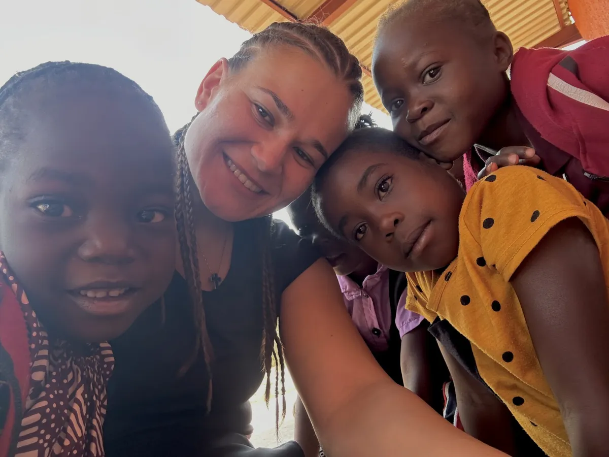 Djevojke iz Hercegovine u misiji u Africi! Volonterki Mariji Zorki Vasilj pridružile se Monika, Ivona, Anita, Lucija i Ivana. Učile su djecu i rukometu 2