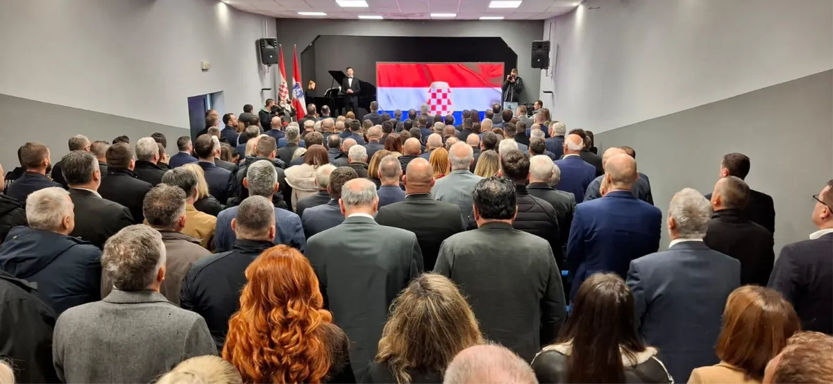 FOTO: Političko vodstvo Hrvata u BiH okupilo se u Grudama, u tijeku je svečana sjednica 10