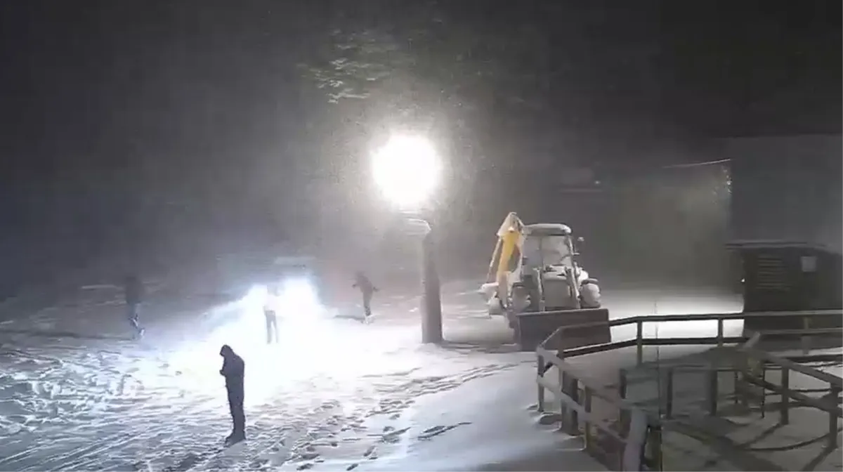 Snijeg pada na Blidinju, čitatelj ga ne želi slikati jer leži uz kamin i pije crno vino, ali nam je prenio dojmove