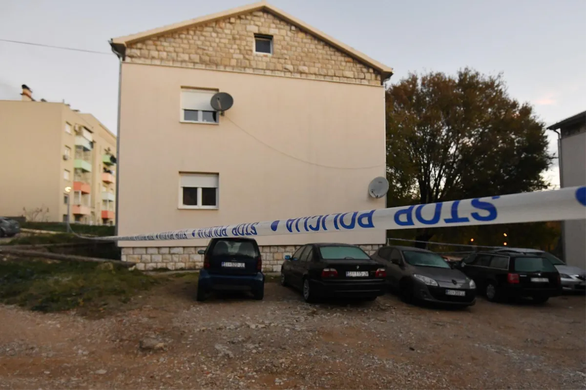 Policija o tragediji u Kninu: Mladić (25) je donio bombu iz sobe, dao je drugom 25-godišnjaku...