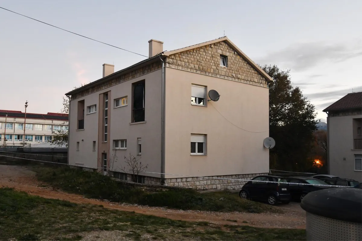 U Kninu stradali mladi ljudi, u podrumu ove zgrade održavala se zabava