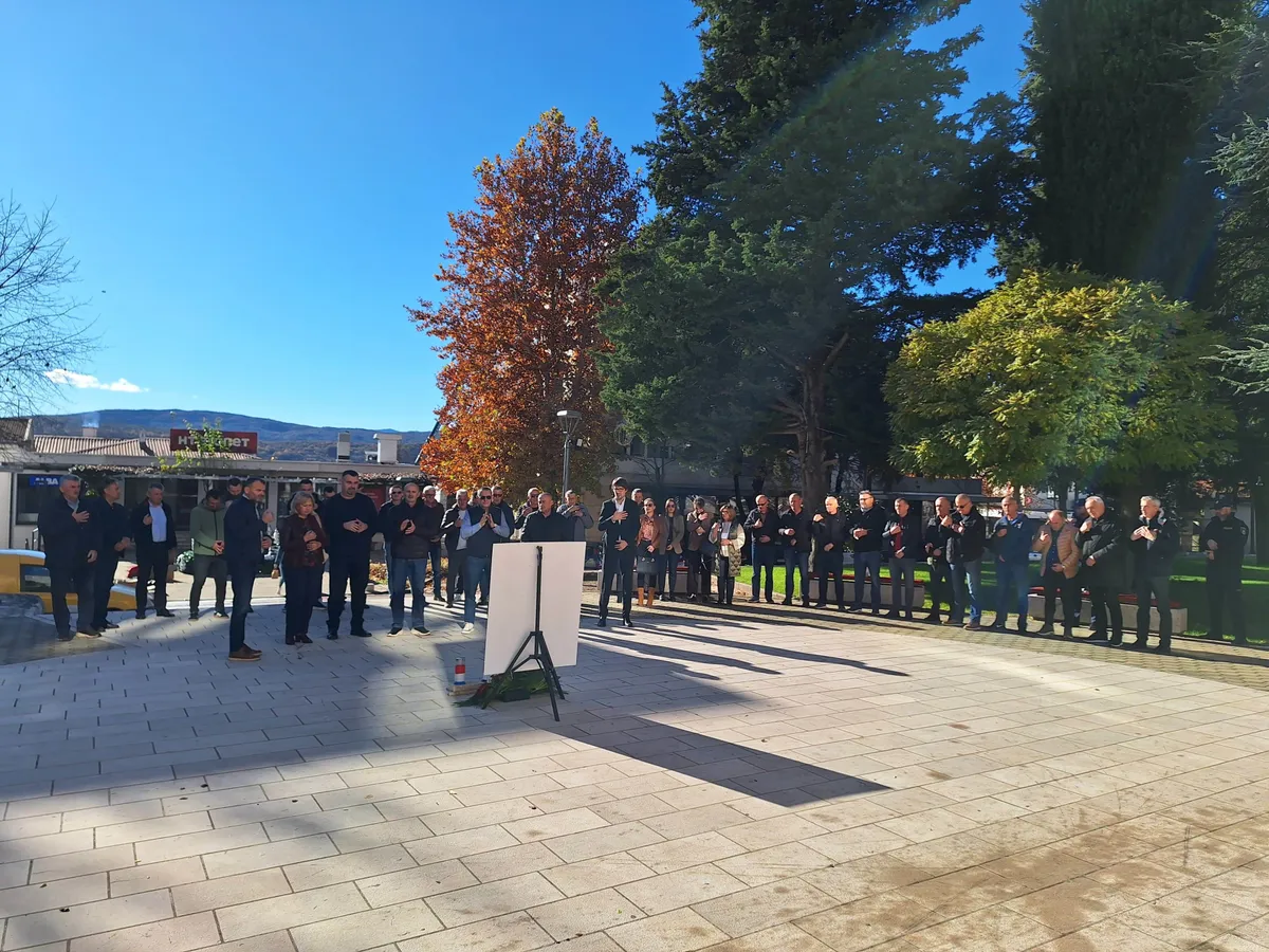 FOTO: Grude odale počast divu koji je prije 7 godina ustao protiv laži i nepravde 3