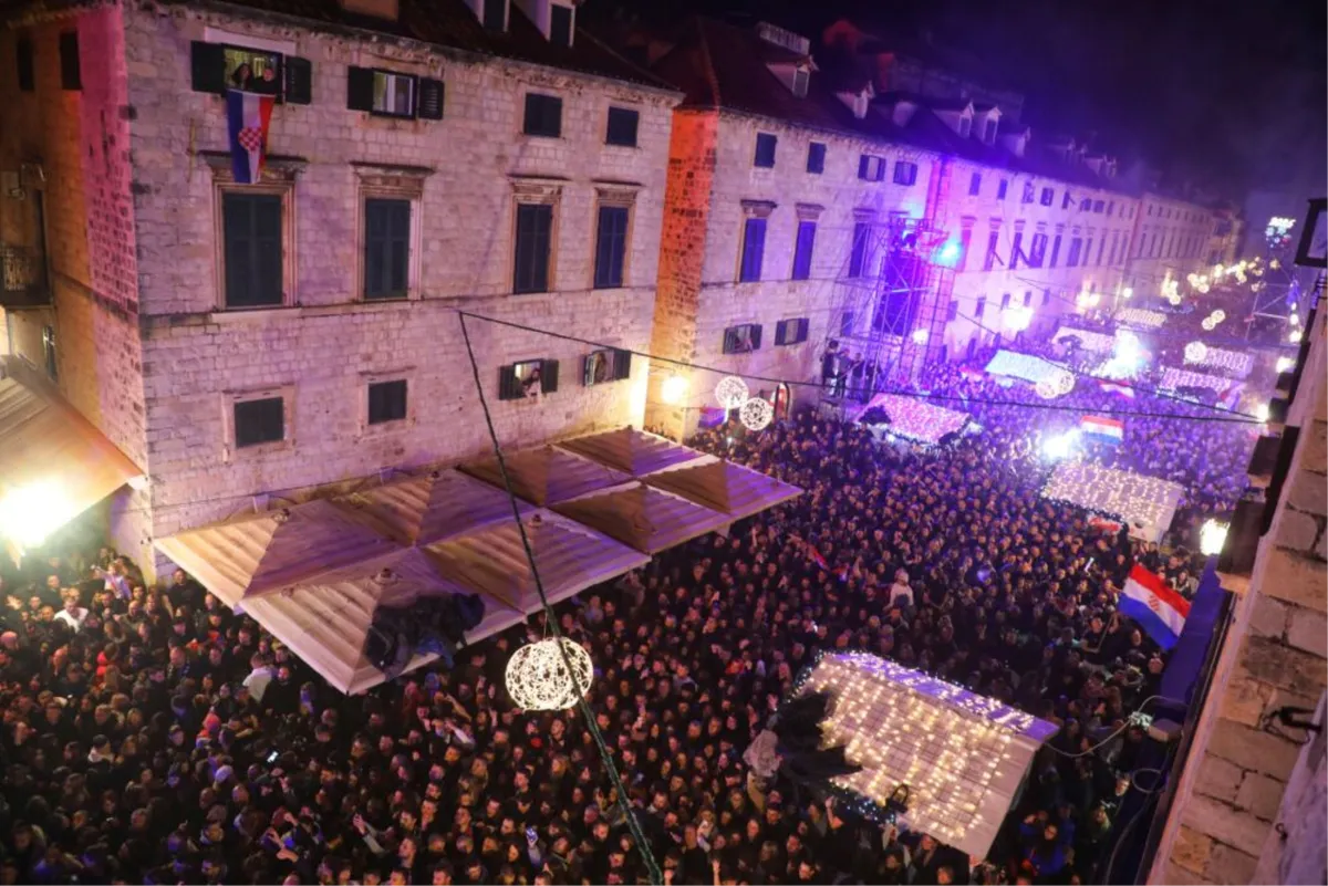 Više od 20 tisuća ljudi pjevalo s Thompsonom! 'Pitaj svaki kamen našeg grada Dubrovnika'
