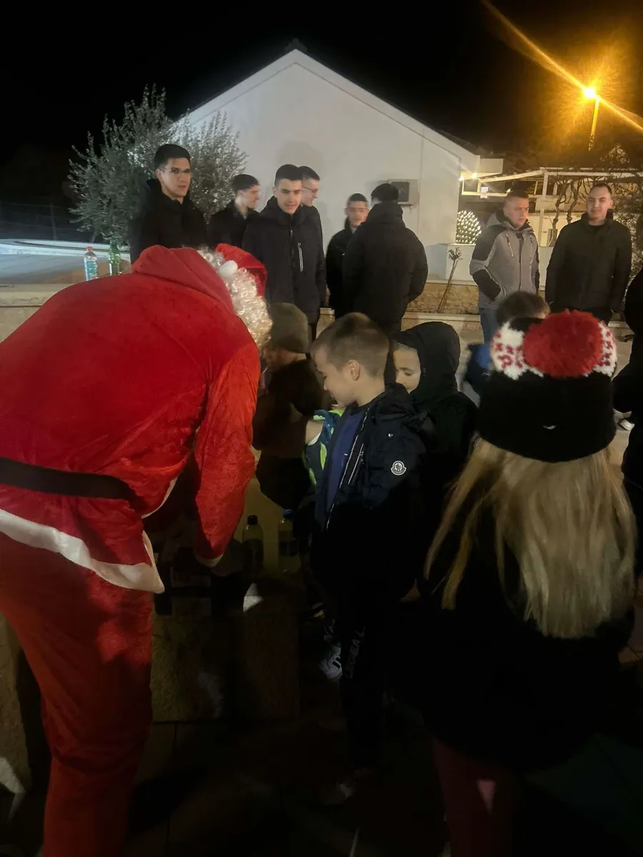 Mini advent u Dragićini u službi humanosti, okupio je brojne mještane 2