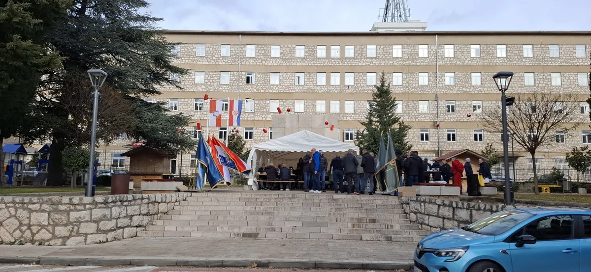 Tradicionalno druženje na Badnjak, prijatelji i u ratu i u miru zajedno FOTO