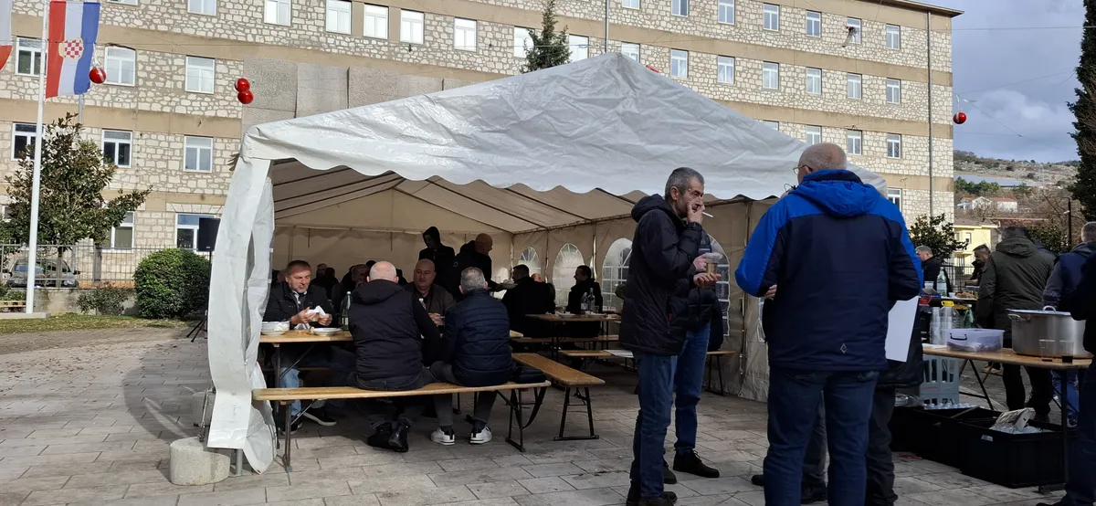 Tradicionalno druženje na Badnjak, prijatelji i u ratu i u miru zajedno FOTO 1