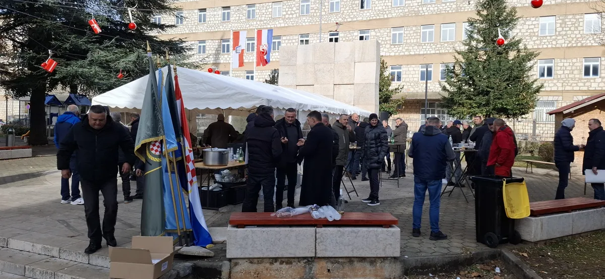 Tradicionalno druženje na Badnjak, prijatelji i u ratu i u miru zajedno FOTO 3