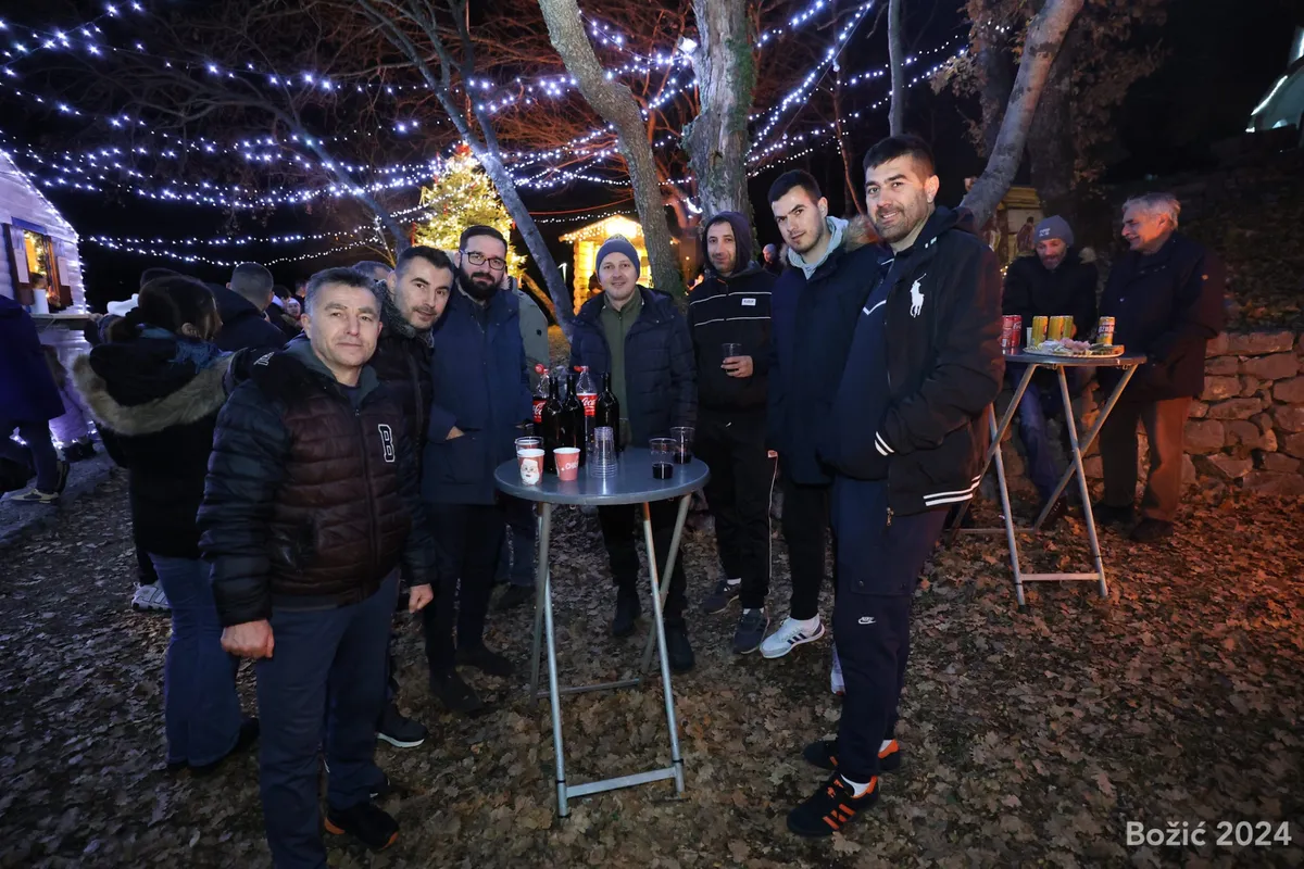 FOTO: Božićno druženje u Bobanovoj Dragi: Zajedništvo i humanost uz radost blagdana 11