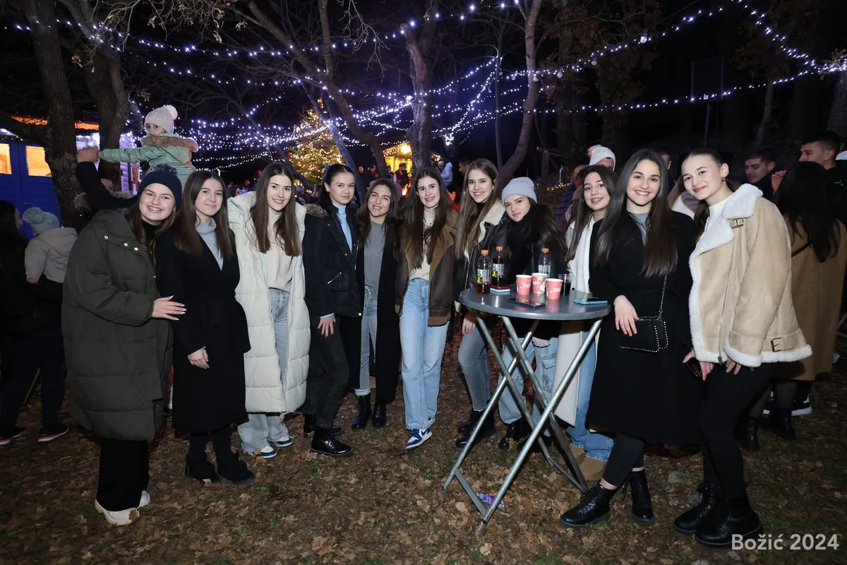 FOTO: Božićno druženje u Bobanovoj Dragi: Zajedništvo i humanost uz radost blagdana