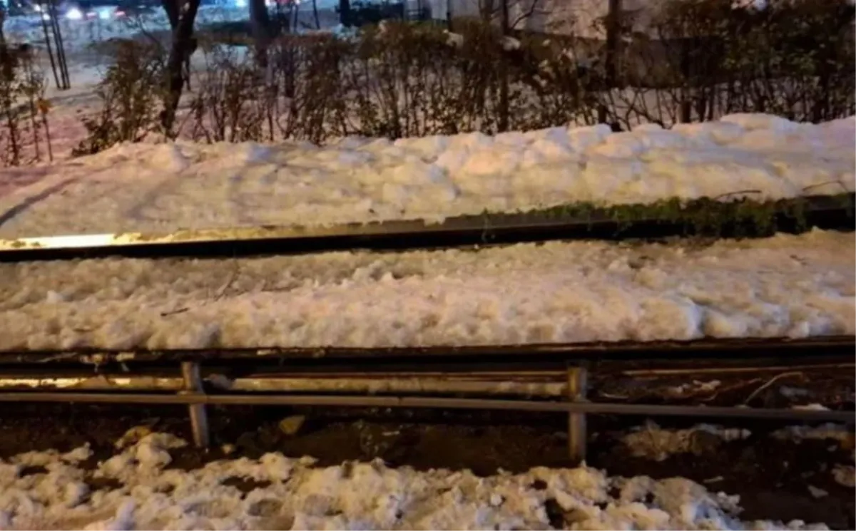Pod težinom snijega se urušila nadstrešnica autobusne stanice u Banjoj Luci