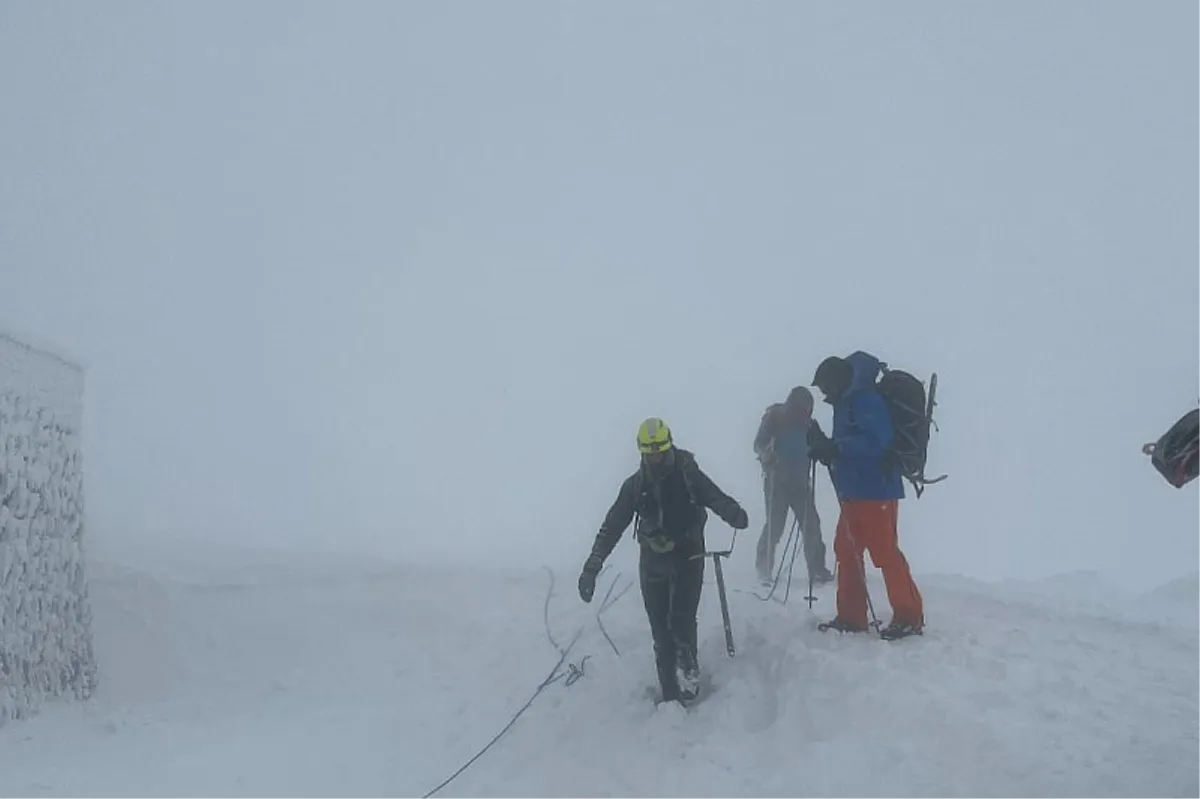 Meteorolog radio na Ivan-sedlu, pa zbog umirovljenja kolege prebačen na Bjelašnicu, traže ga brojni spasioci