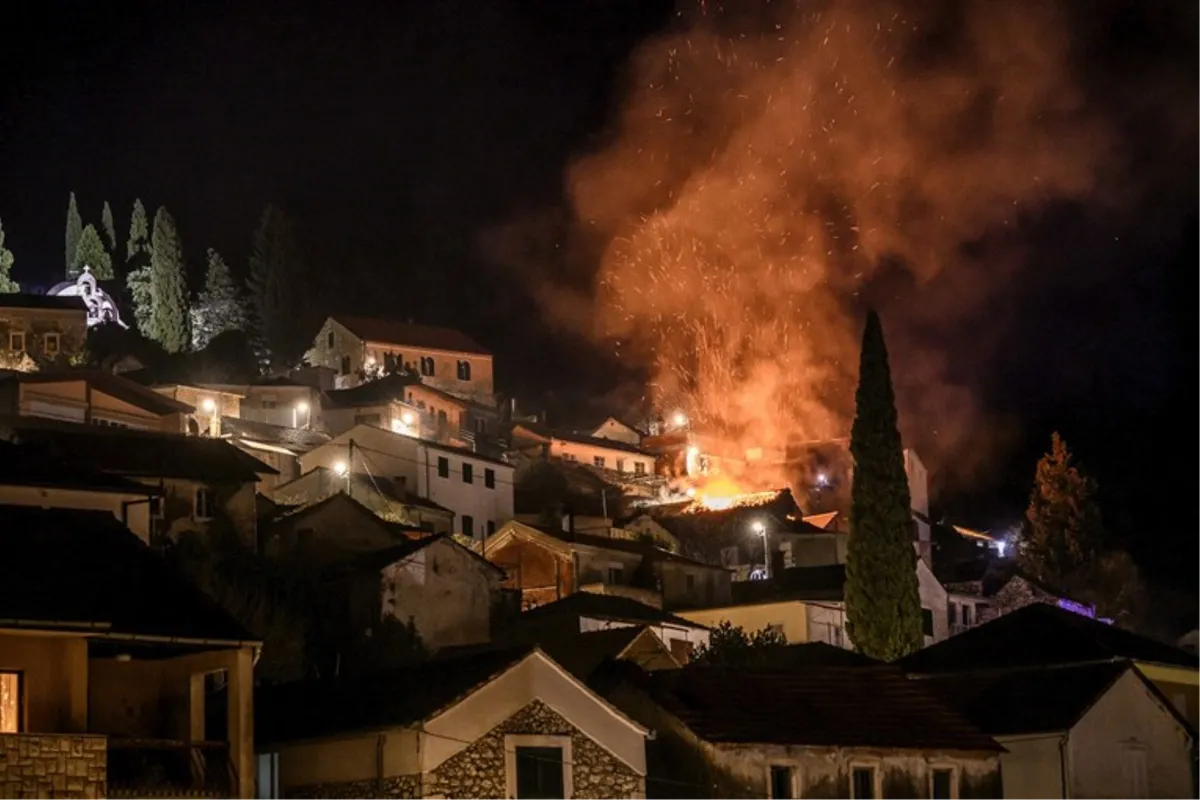 Kuća u Metkoviću izgorjela zbog nepropisno parkiranih auta