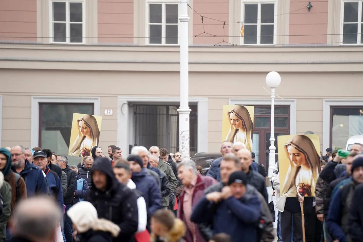 Razulareni prosvjednici napali ljude koji mole u Zagrebu 1
