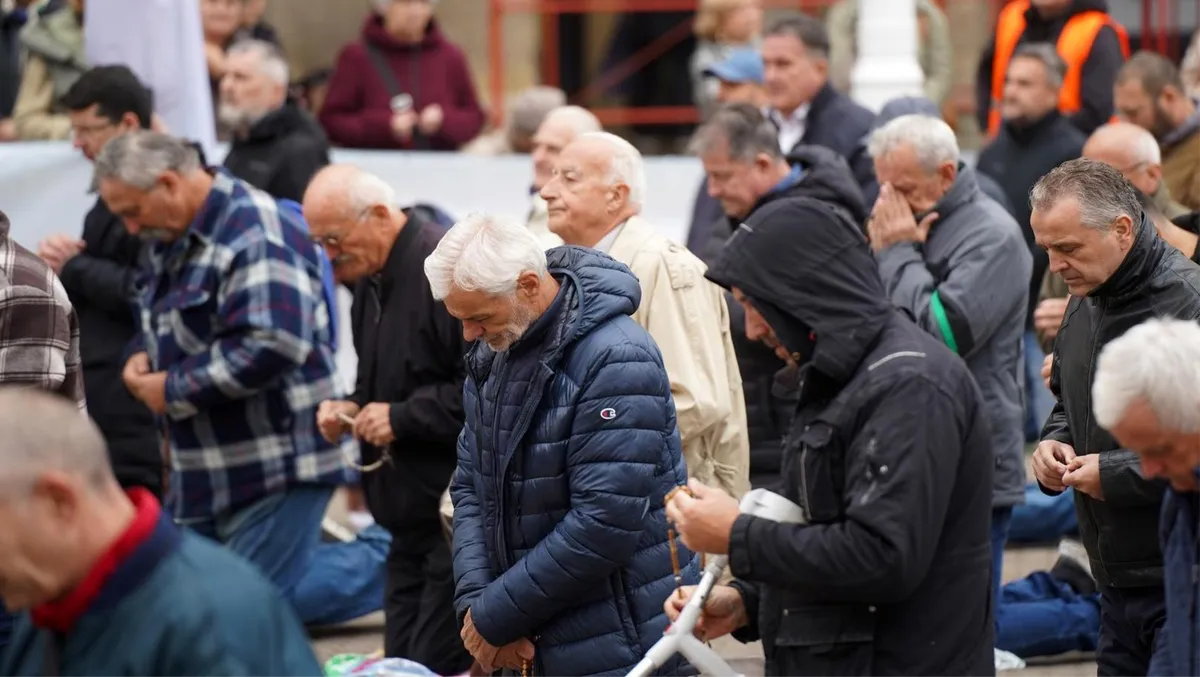 Razulareni prosvjednici napali ljude koji mole u Zagrebu