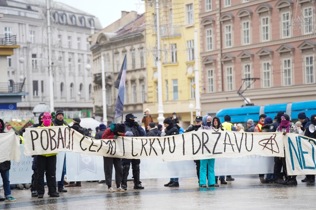 Razulareni prosvjednici napali ljude koji mole u Zagrebu 2