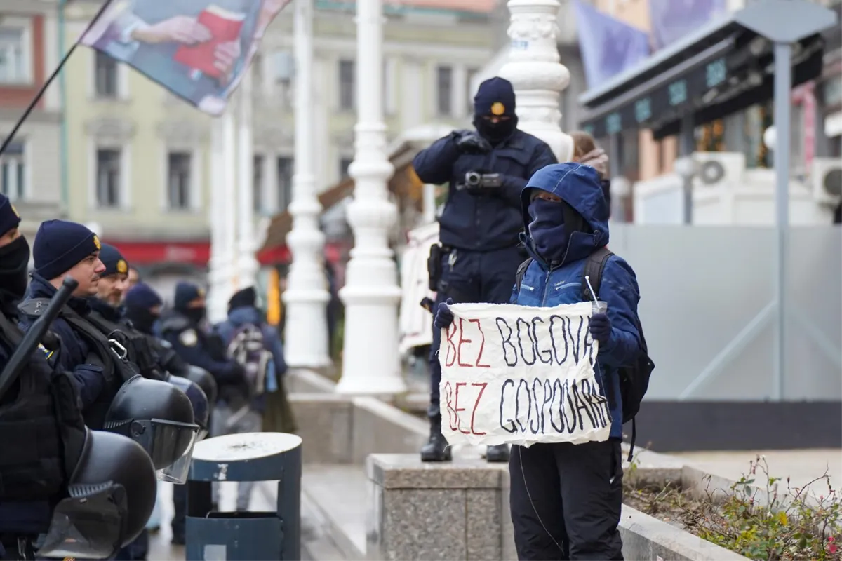 Razulareni prosvjednici napali ljude koji mole u Zagrebu 3