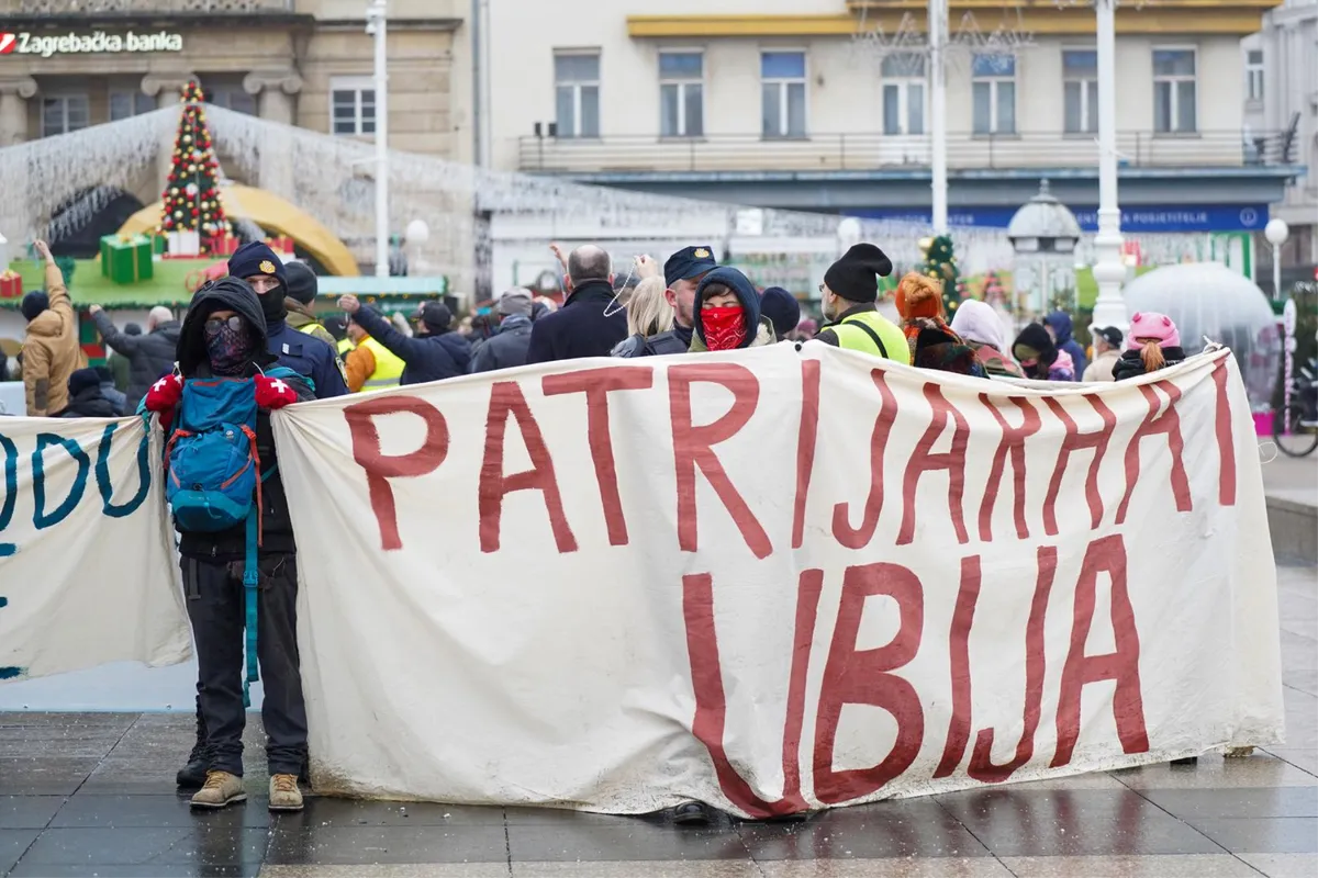 Razulareni prosvjednici napali ljude koji mole u Zagrebu 4